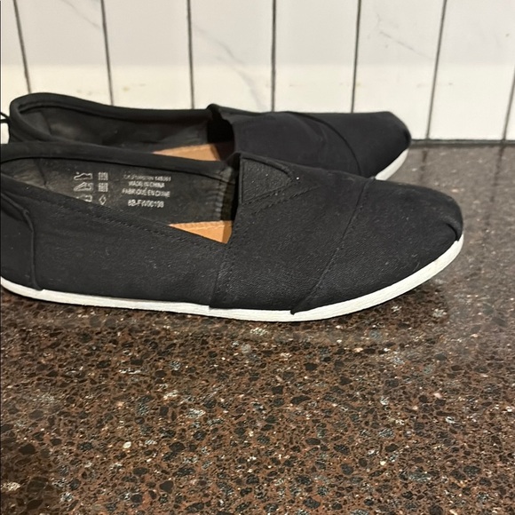 4/$20 Ardene Crossed Vamp Canvas Slip-On Sneakers - size 6 - Picture 7 of 9